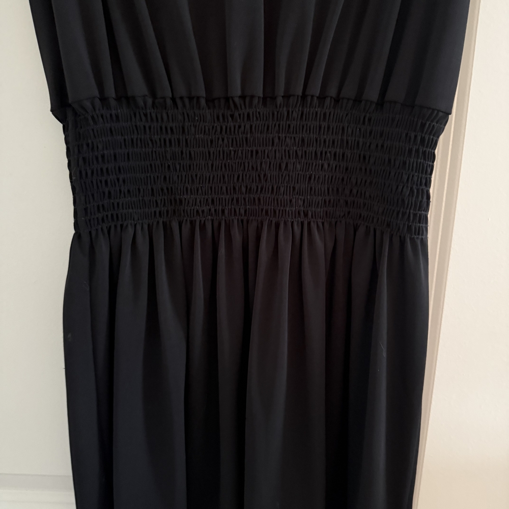 Elegant Black Sleeveless Dress - Picture 2 of 2